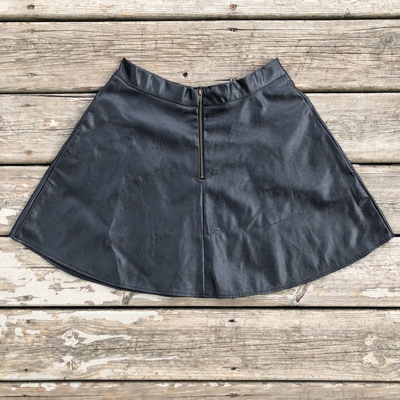 **SOLD** Black Faux Leather POCKETS Skater Skirt size Large - Picture 4 of 6